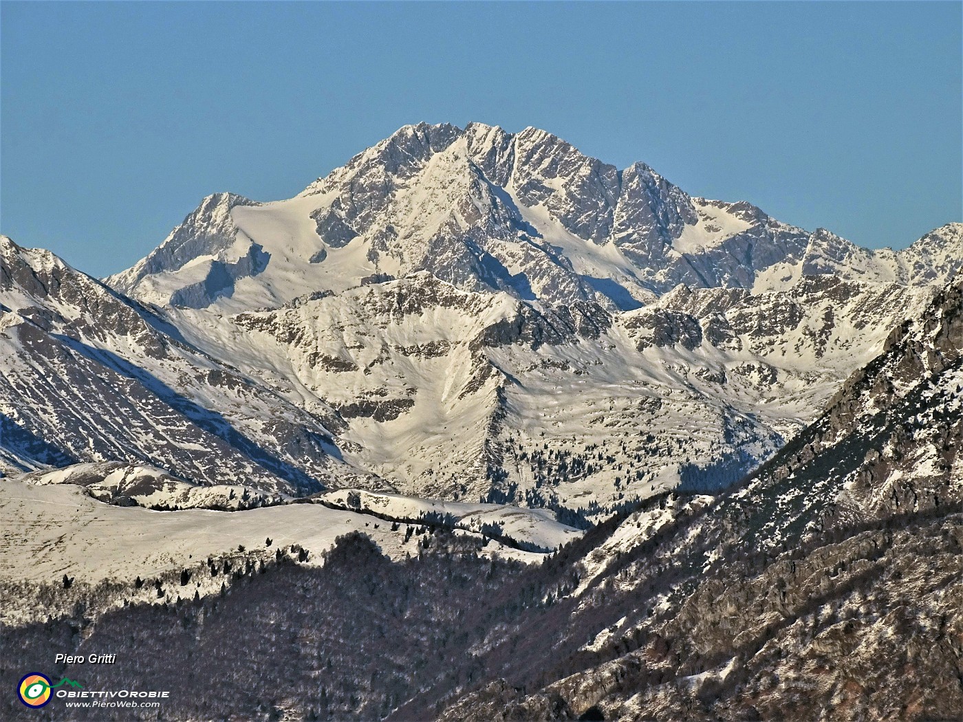 40 Dalla vetta del Linzone (1392 m) al Disgrazia (3678 m).JPG - 